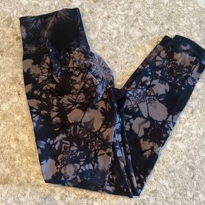 Size medium High waisted tie-dye leggings with butt scrunch.